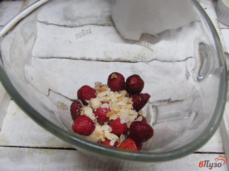 Фото приготовление рецепта: Смузи из клубники с миндальными хлопьями на йогурте шаг №3