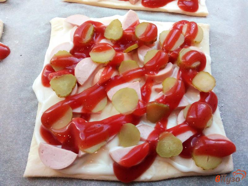 Фото приготовление рецепта: Пиццы с огурцами сосисками и сыром шаг №6