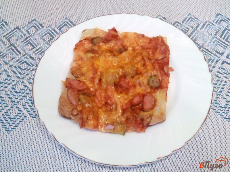 Фото приготовление рецепта: Пиццы с огурцами сосисками и сыром шаг №8