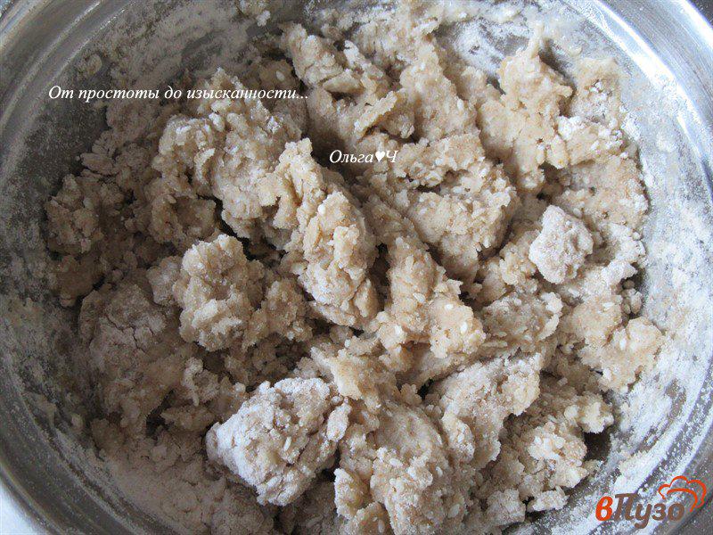 Фото приготовление рецепта: Ржаное печенье с кунжутом шаг №3