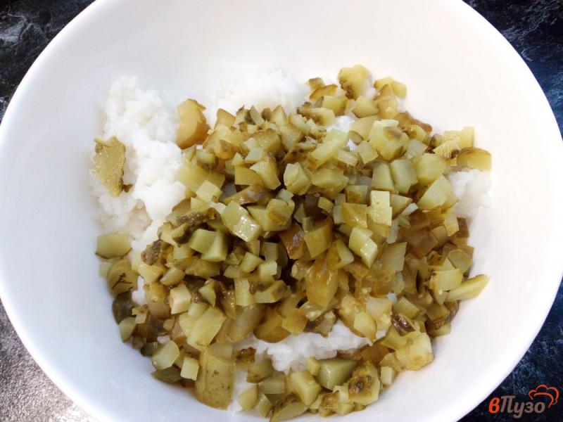 Фото приготовление рецепта: Салат из сардины риса яиц и огурцов шаг №2