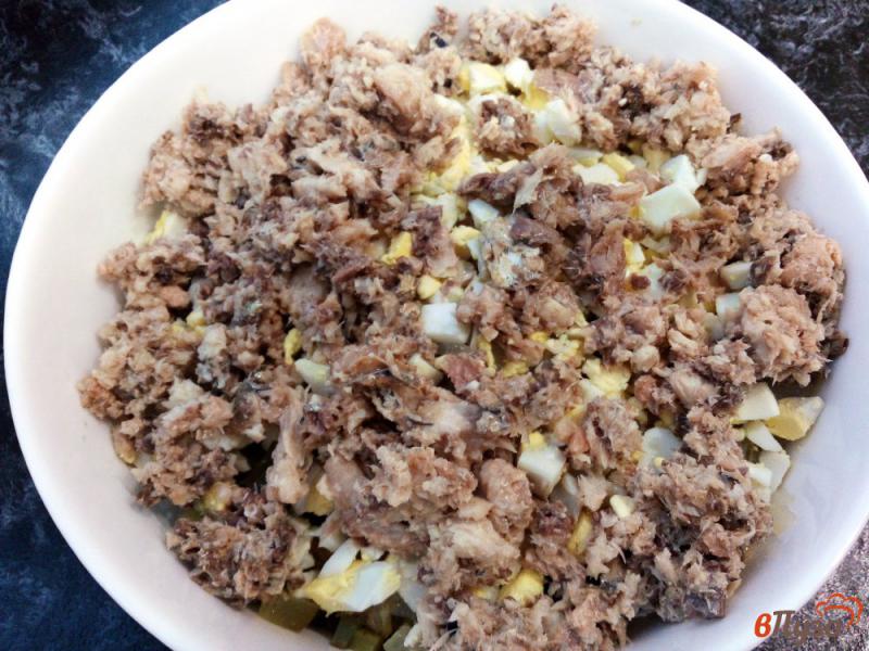 Фото приготовление рецепта: Салат из сардины риса яиц и огурцов шаг №5