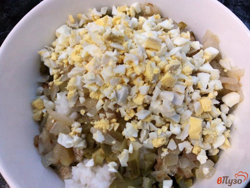 Фото приготовление рецепта: Салат из сардины риса яиц и огурцов шаг №4