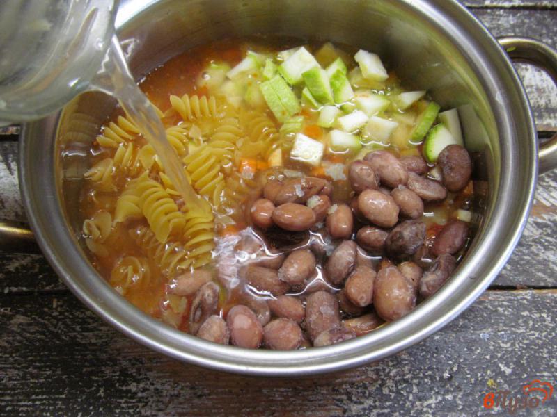 Фото приготовление рецепта: Суп минестроне из пасты с фасолью шаг №3
