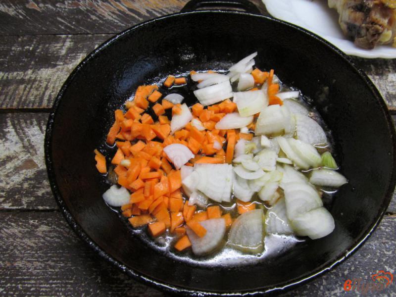 Фото приготовление рецепта: Курица с чечевицей и грибами шаг №2