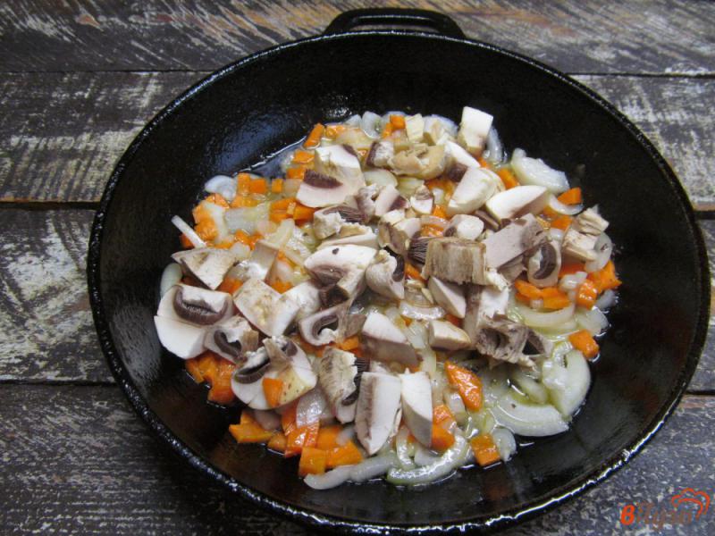 Фото приготовление рецепта: Курица с чечевицей и грибами шаг №3