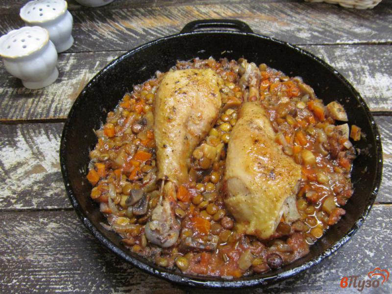 Фото приготовление рецепта: Курица с чечевицей и грибами шаг №6
