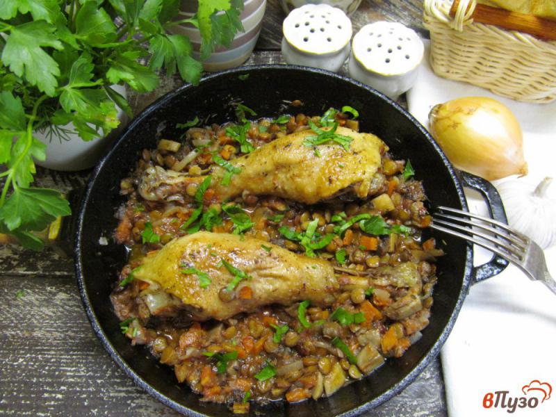 Фото приготовление рецепта: Курица с чечевицей и грибами шаг №7