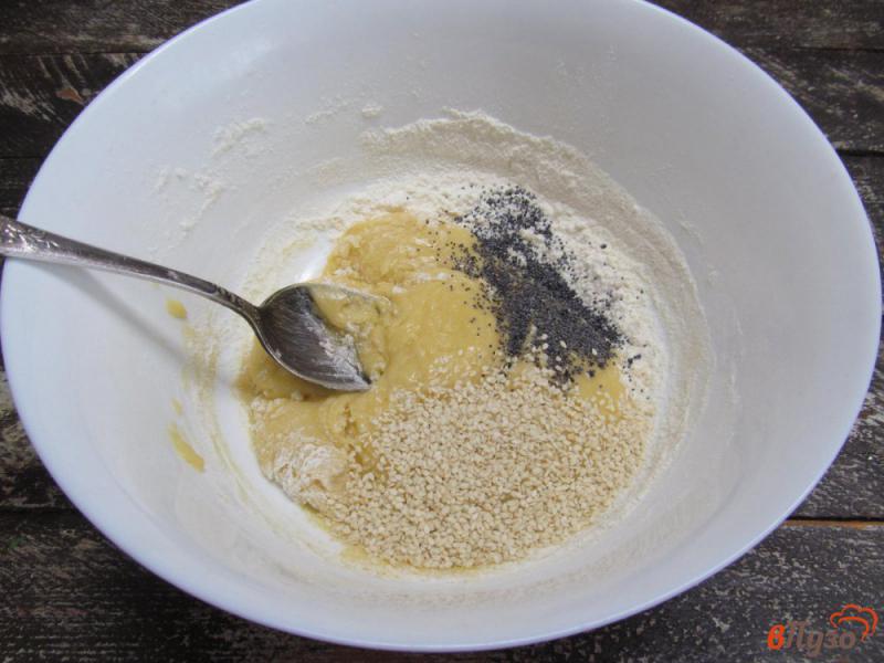 Фото приготовление рецепта: Песочное печенье с маком и кунжутом на оливковом масле шаг №4