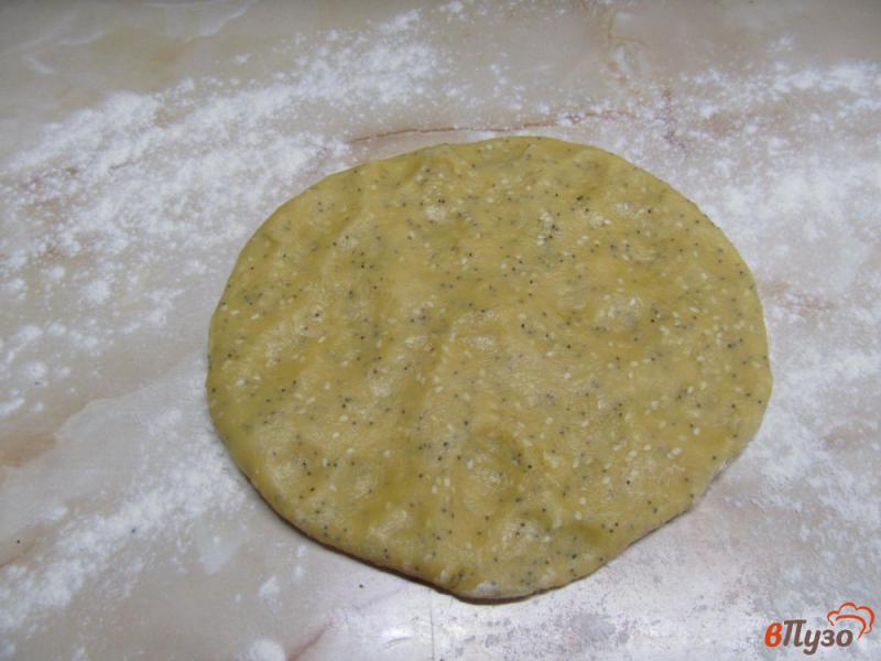 Фото приготовление рецепта: Песочное печенье с маком и кунжутом на оливковом масле шаг №5