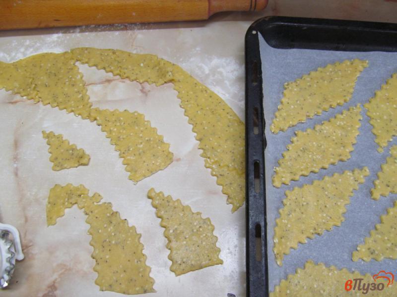 Фото приготовление рецепта: Песочное печенье с маком и кунжутом на оливковом масле шаг №6