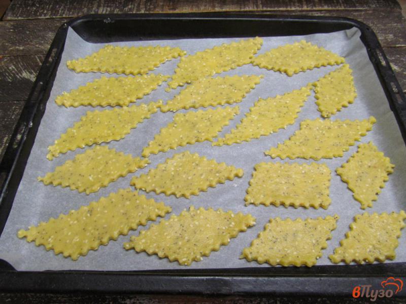 Фото приготовление рецепта: Песочное печенье с маком и кунжутом на оливковом масле шаг №7