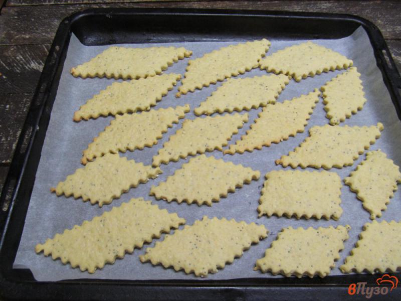 Фото приготовление рецепта: Песочное печенье с маком и кунжутом на оливковом масле шаг №8