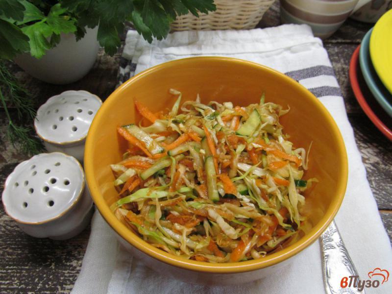 Фото приготовление рецепта: Салат из капусты с корнем сельдерея и мятой шаг №4