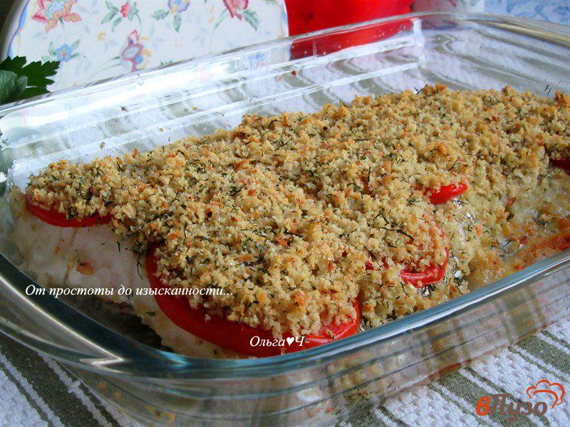 Фото приготовление рецепта: Запеченный судак с помидорами под хлебной корочкой шаг №6