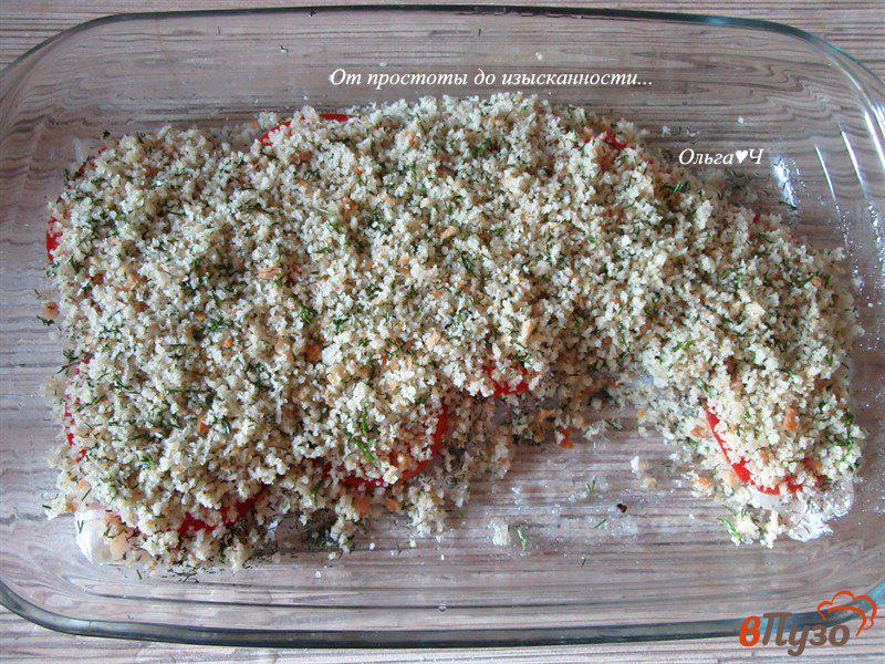 Фото приготовление рецепта: Запеченный судак с помидорами под хлебной корочкой шаг №5