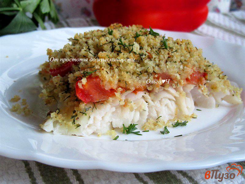 Фото приготовление рецепта: Запеченный судак с помидорами под хлебной корочкой шаг №7