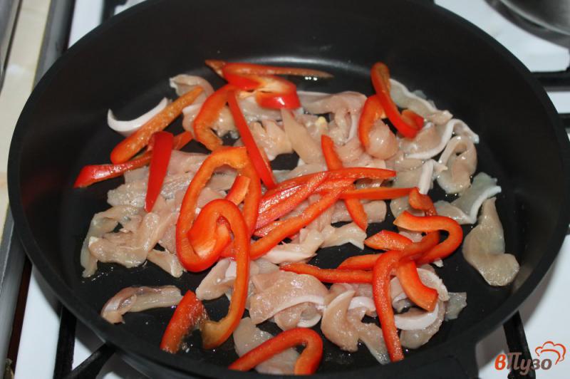 Фото приготовление рецепта: Салат с курицей и сыром шаг №5