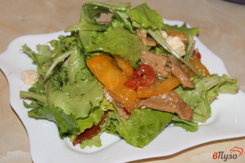 Фото приготовление рецепта: Салат с курицей и сыром шаг №7