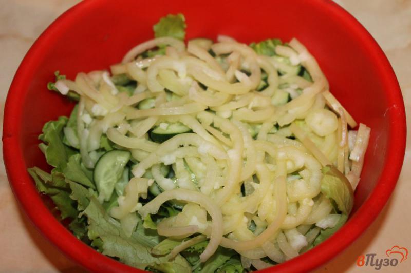 Фото приготовление рецепта: Салат из огурца и перца с семгой шаг №3
