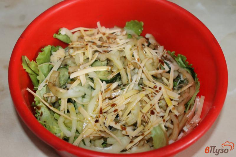 Фото приготовление рецепта: Салат из огурца и перца с семгой шаг №4