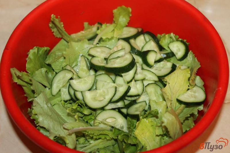 Фото приготовление рецепта: Салат из огурца и перца с семгой шаг №2