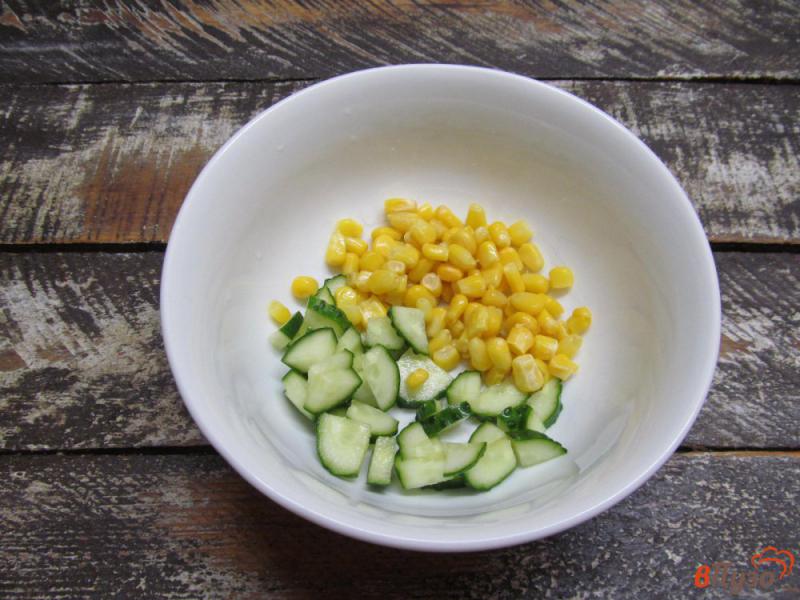 Фото приготовление рецепта: Крабовый салат с овощами и оливками шаг №1