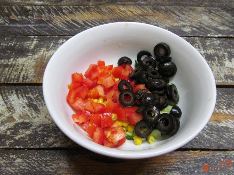 Фото приготовление рецепта: Крабовый салат с овощами и оливками шаг №2