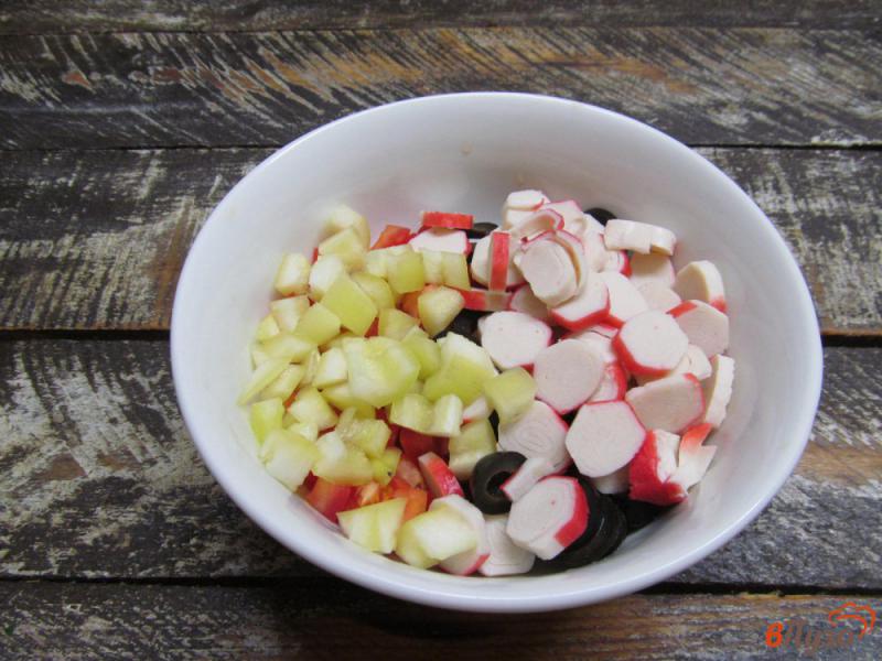 Фото приготовление рецепта: Крабовый салат с овощами и оливками шаг №3