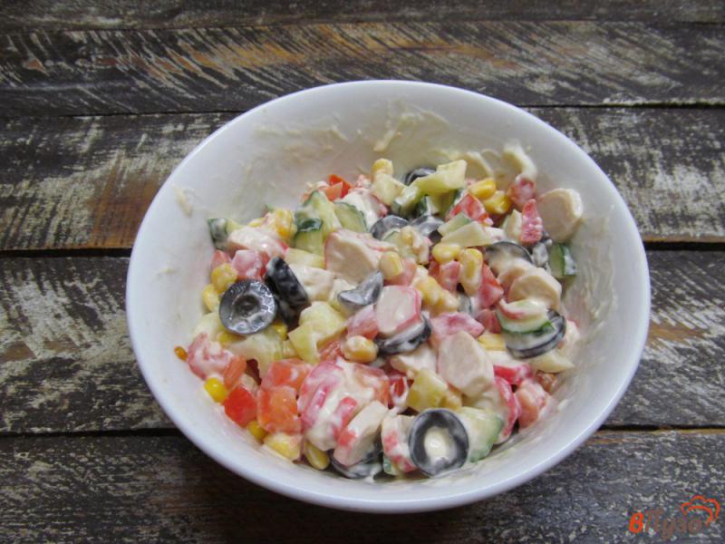 Фото приготовление рецепта: Крабовый салат с овощами и оливками шаг №4