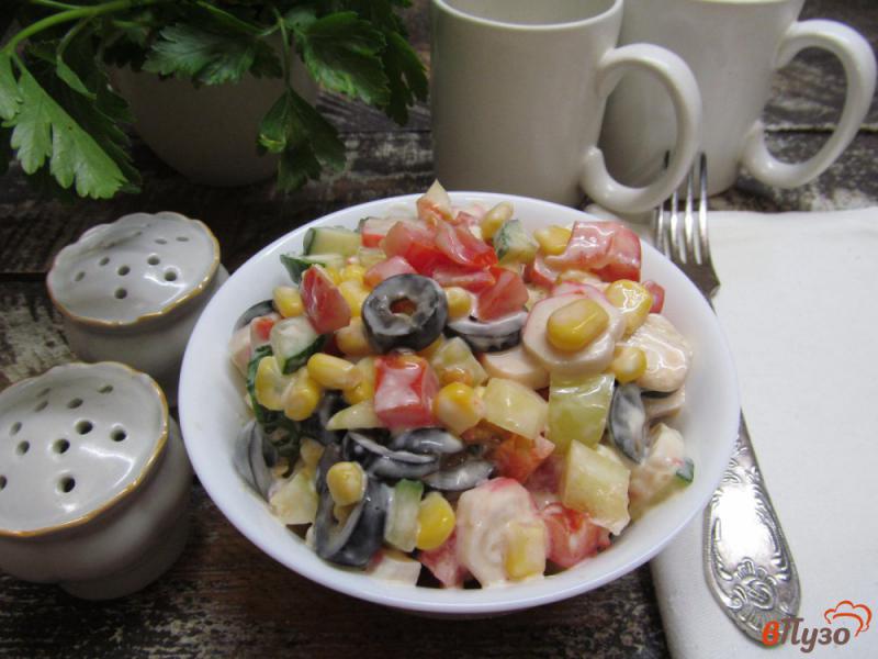 Фото приготовление рецепта: Крабовый салат с овощами и оливками шаг №5