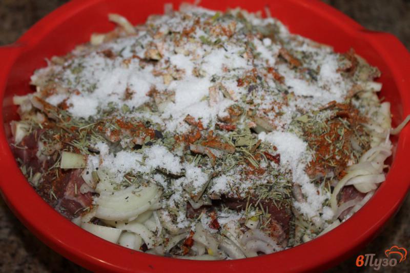 Фото приготовление рецепта: Шашлык из свиного ошейка с айраном и луком шаг №3