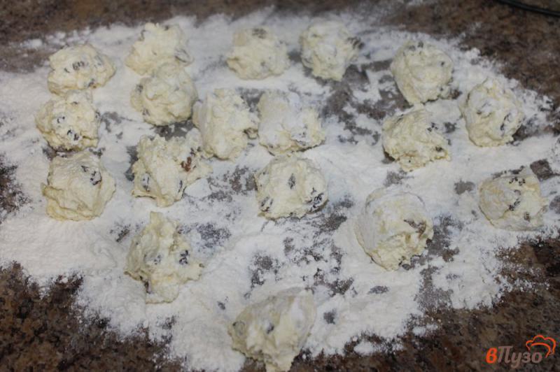 Фото приготовление рецепта: Сырники с ванилью и изюмом шаг №5