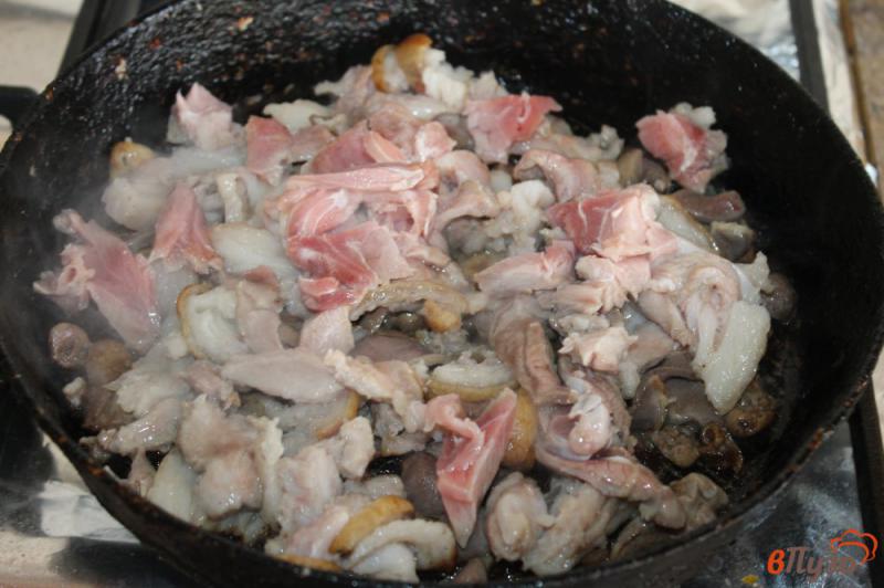 Фото приготовление рецепта: Свинина с печенью и колбасками шаг №4