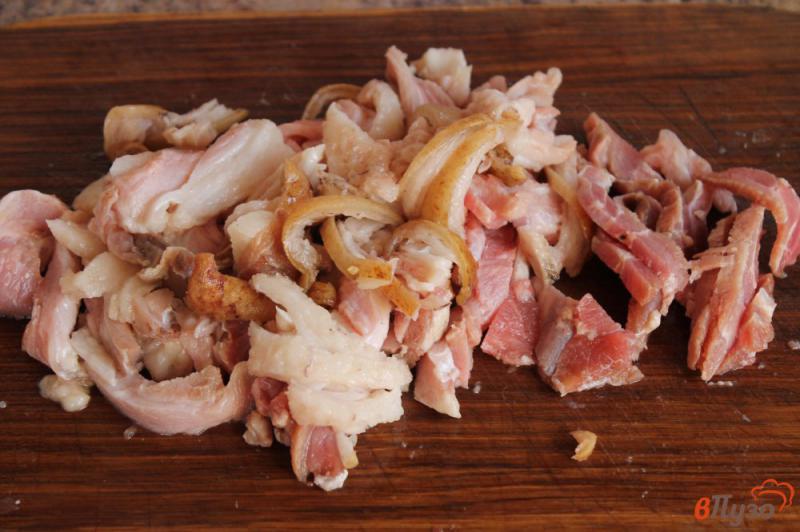 Фото приготовление рецепта: Свинина с печенью и колбасками шаг №3