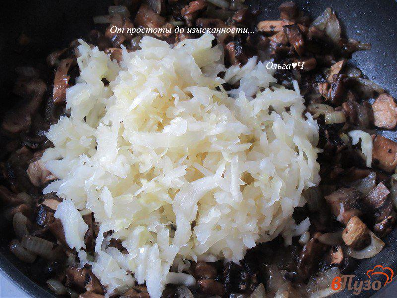 Фото приготовление рецепта: Постный бигос с фасолью и грибами шаг №3