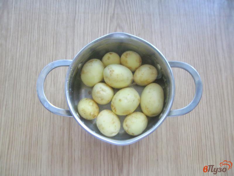 Фото приготовление рецепта: Молодой картофель с укропом и чесноком шаг №1