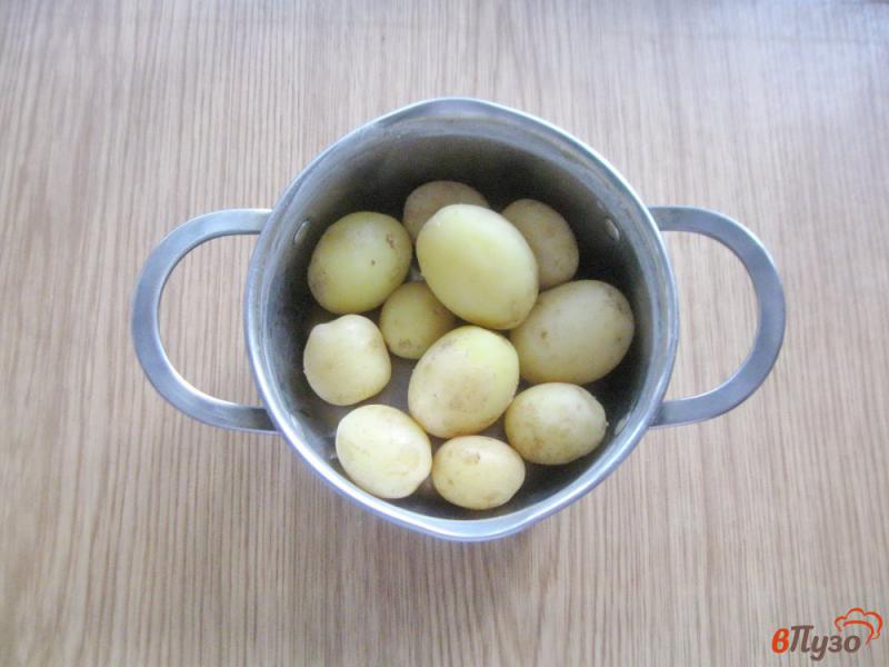 Фото приготовление рецепта: Молодой картофель с укропом и чесноком шаг №2