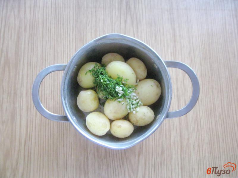 Фото приготовление рецепта: Молодой картофель с укропом и чесноком шаг №4
