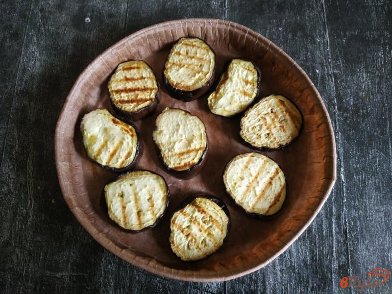 Фото приготовление рецепта: Фриттата с баклажанами и камамбером шаг №3