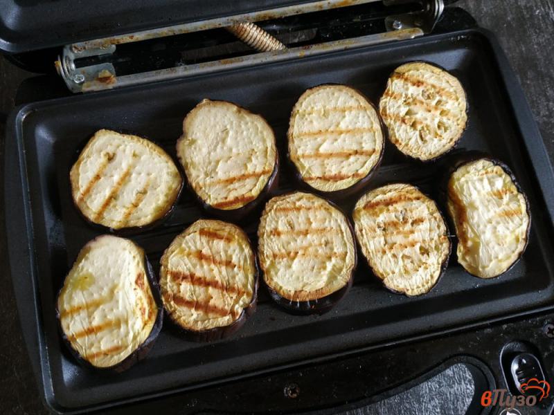 Фото приготовление рецепта: Фриттата с баклажанами и камамбером шаг №2