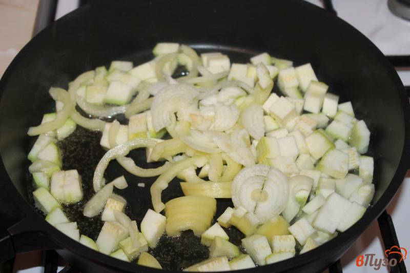 Фото приготовление рецепта: Жареный молодой картофель с овощами шаг №2