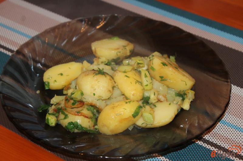 Фото приготовление рецепта: Жареный молодой картофель с овощами шаг №5