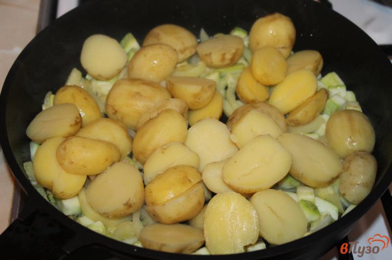 Фото приготовление рецепта: Жареный молодой картофель с овощами шаг №4