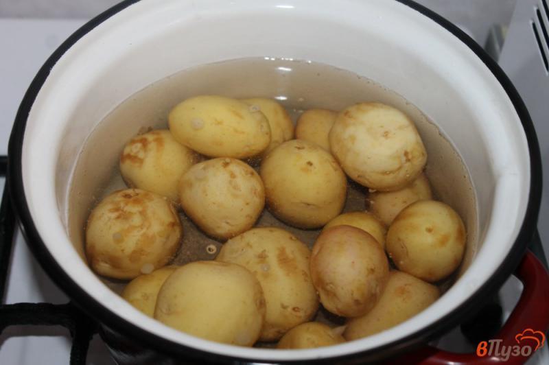 Фото приготовление рецепта: Жареный молодой картофель с овощами шаг №1