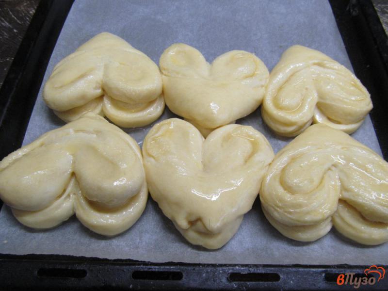 Фото приготовление рецепта: Плюшки с сахаром - сердечки шаг №10