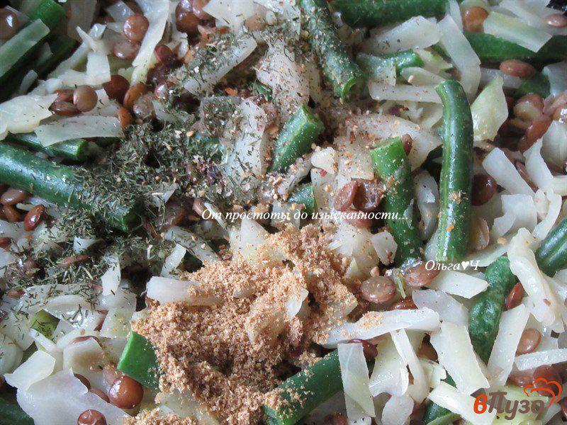 Фото приготовление рецепта: Чечевица с капустой и стручковой фасолью шаг №3