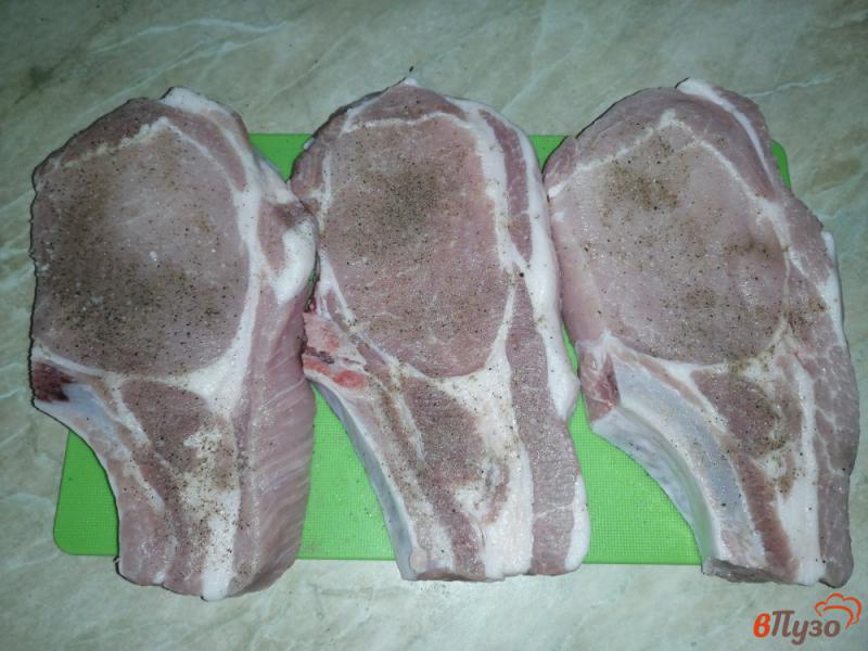 Фото приготовление рецепта: Свиные котлеты с розмарином и чесноком шаг №1