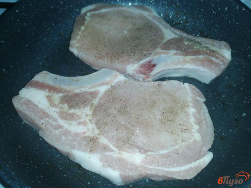 Фото приготовление рецепта: Свиные котлеты с розмарином и чесноком шаг №2