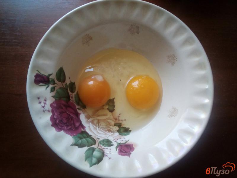 Фото приготовление рецепта: Яичница с помидором, сыром и хлебом шаг №5